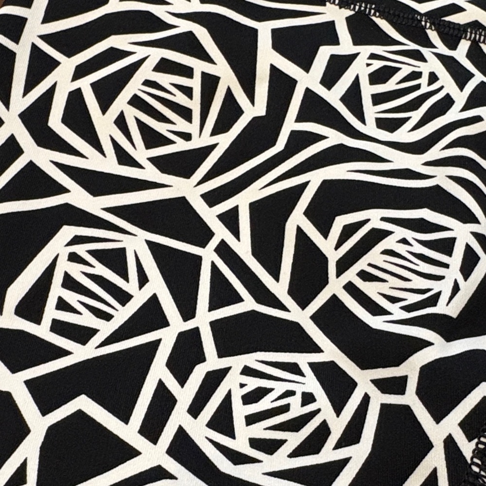 Lululemon Leggings Size 4 High Times Posey Black White Geometric Rose Print EUC - Picture 9 of 14